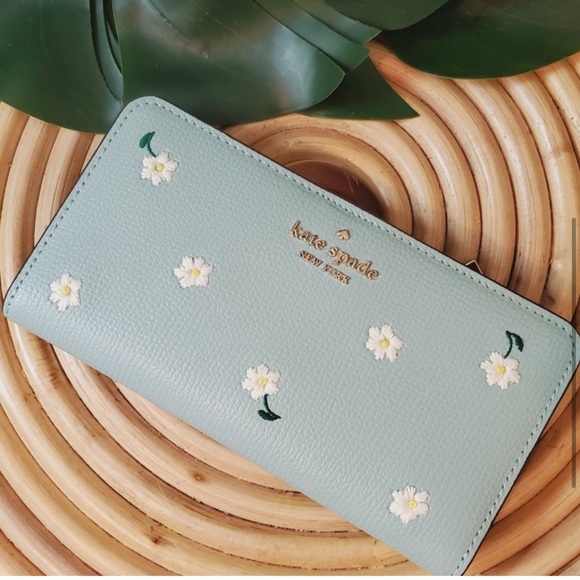 ❣️NEW❣️ Kate Spade Wallet embroidered lea aphrodite green blue daisy large - Picture 1 of 8